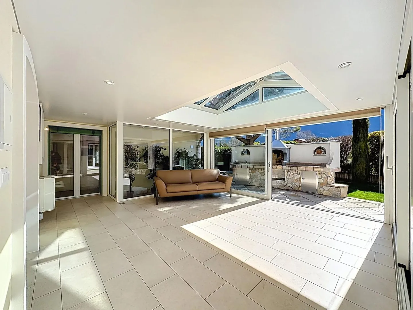 Geräumige Villa mit 5,5 Zimmern, Pool und Garten - Foto 11 von 13