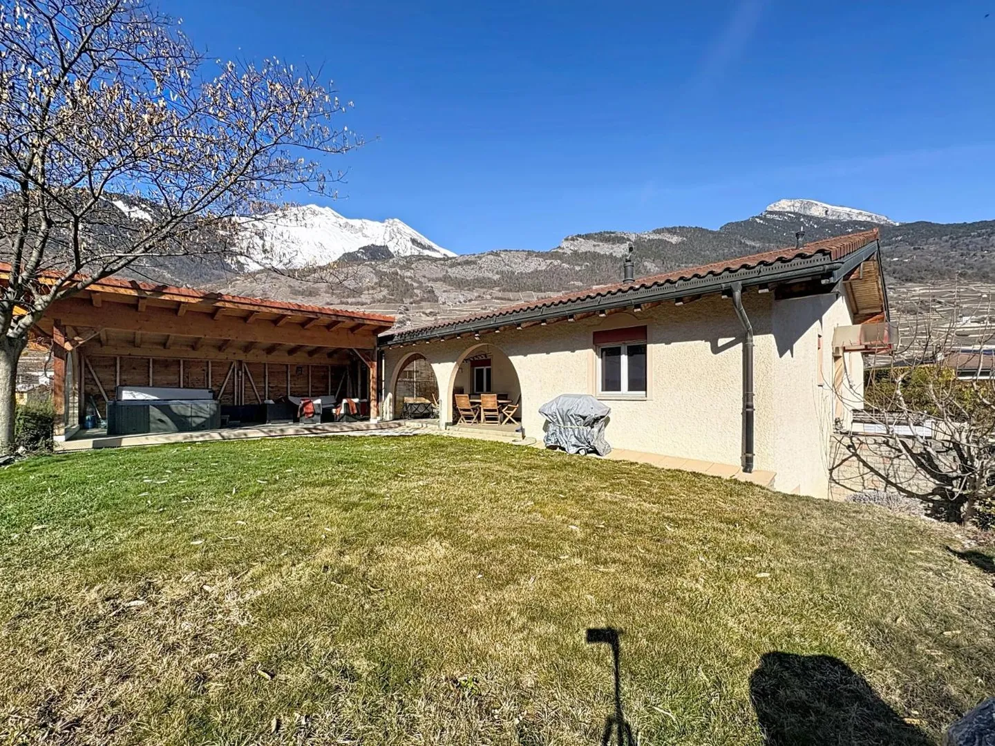 Spacious villa in a quiet area, terrace and jacuzzi - Photo 9 of 13