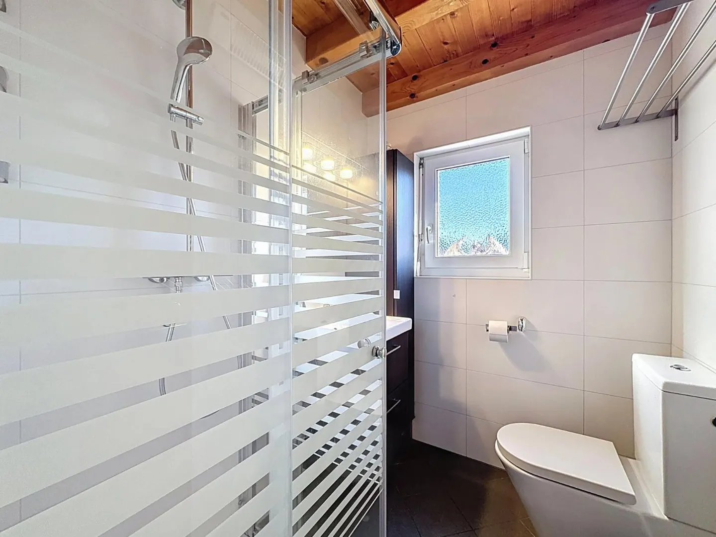 Spacious villa in a quiet area, terrace and jacuzzi - Photo 10 of 13