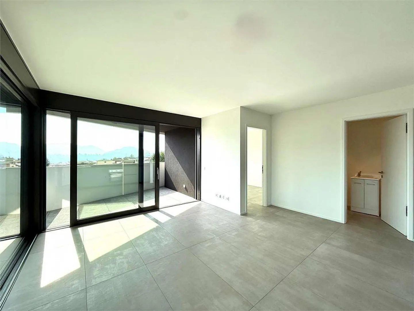 Breganzona for rent modern 3.5 with lake view - Photo 1 of 10