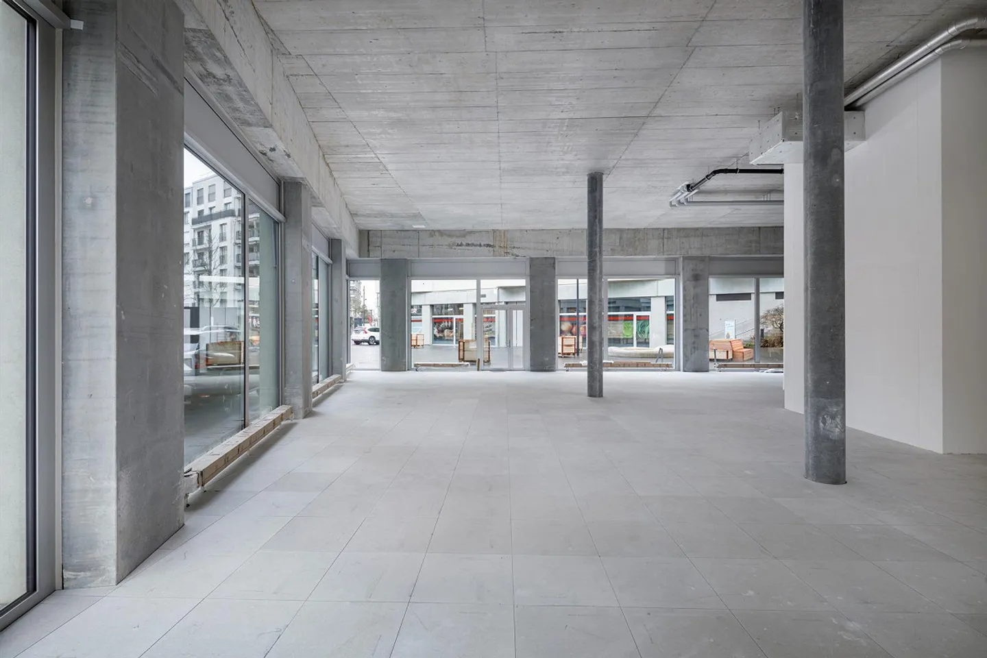 Espace de vente ou showroom en construction brute - Photo 2 sur 5