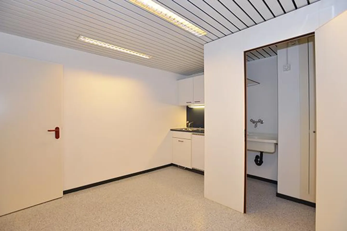 Spazio per uffici/pratica in posizione centrale - Foto 8 di 11