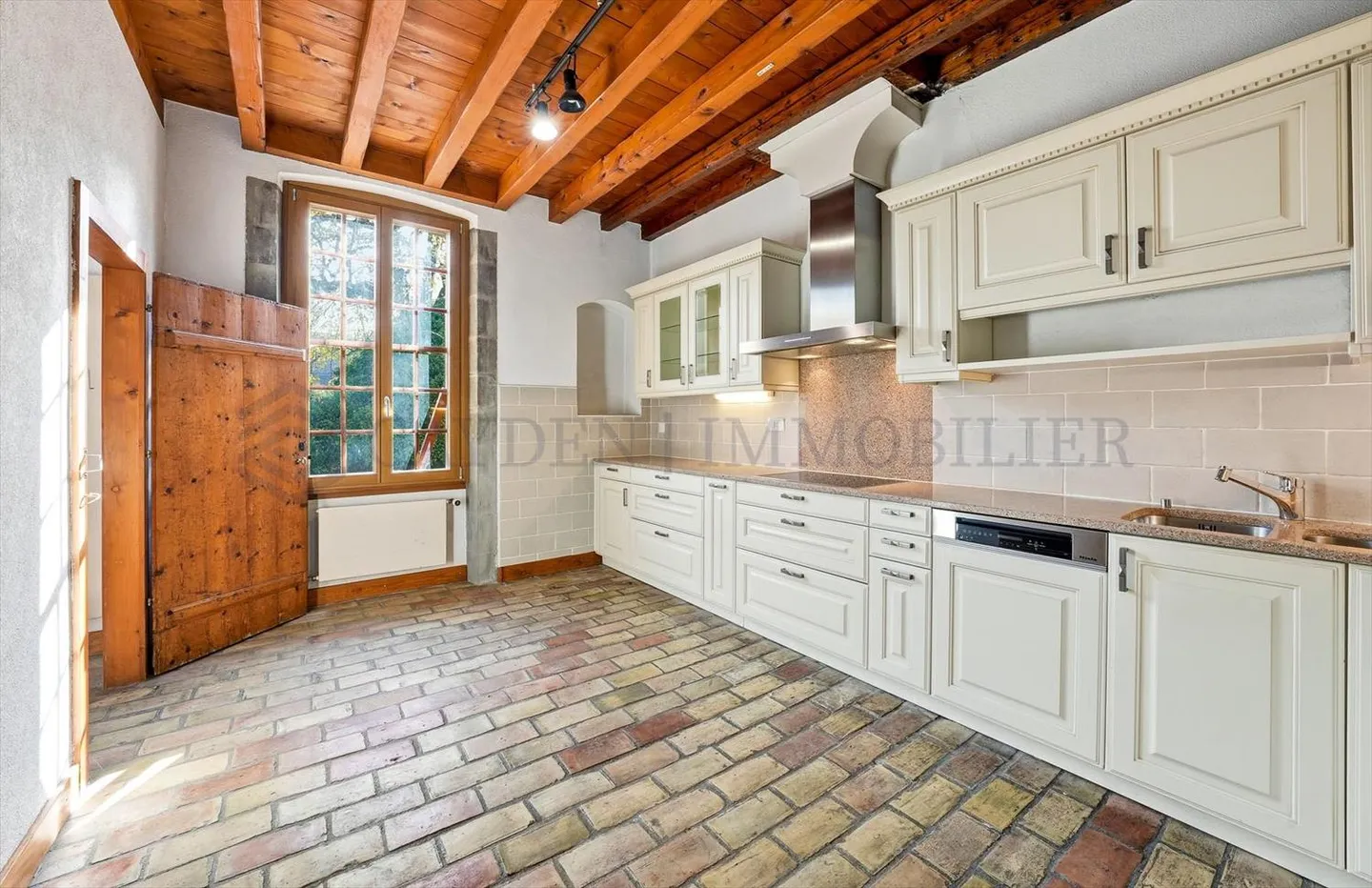 Casa con 10 stanze - Foto 6 di 11