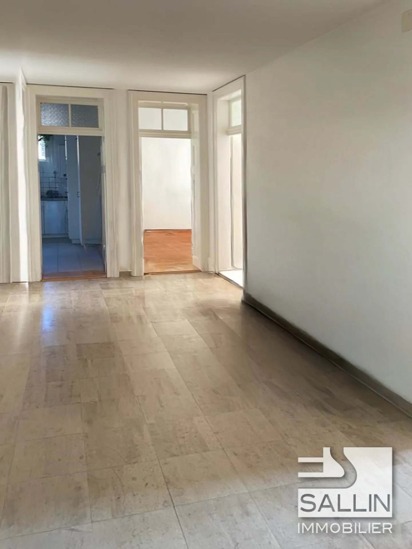 Magnificent 6-Room Apartment in the Gambach District - Photo 3 of 9