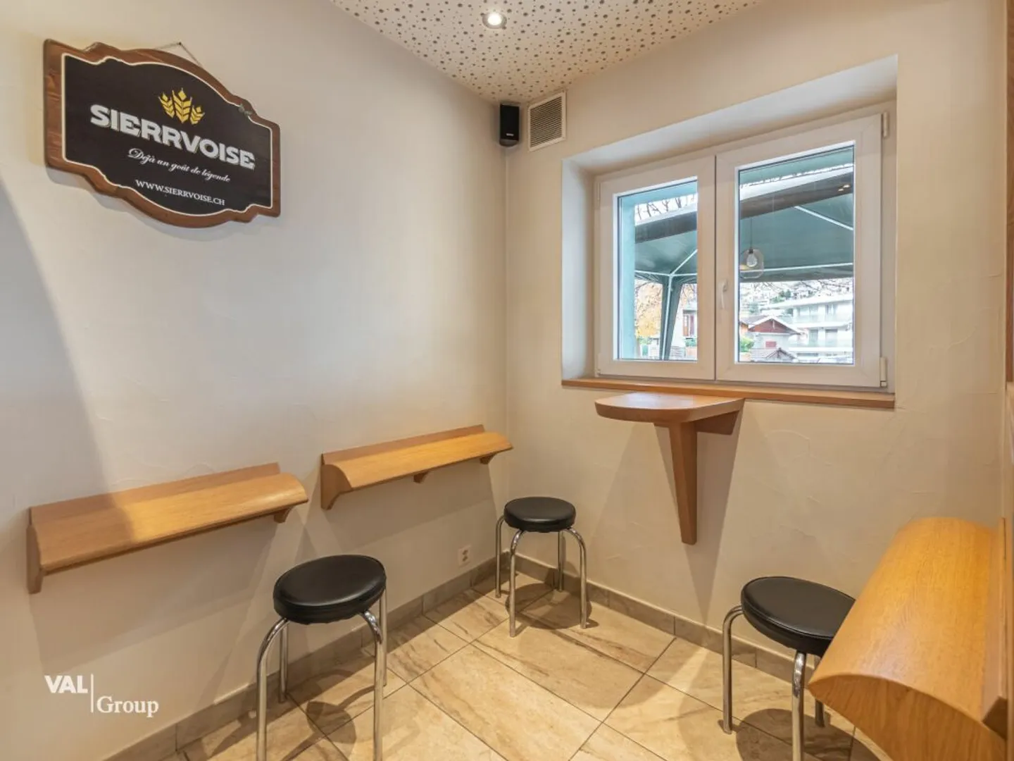Charming and Cozy Café-Bar-Restaurant in Borzuat - Photo 6 of 9