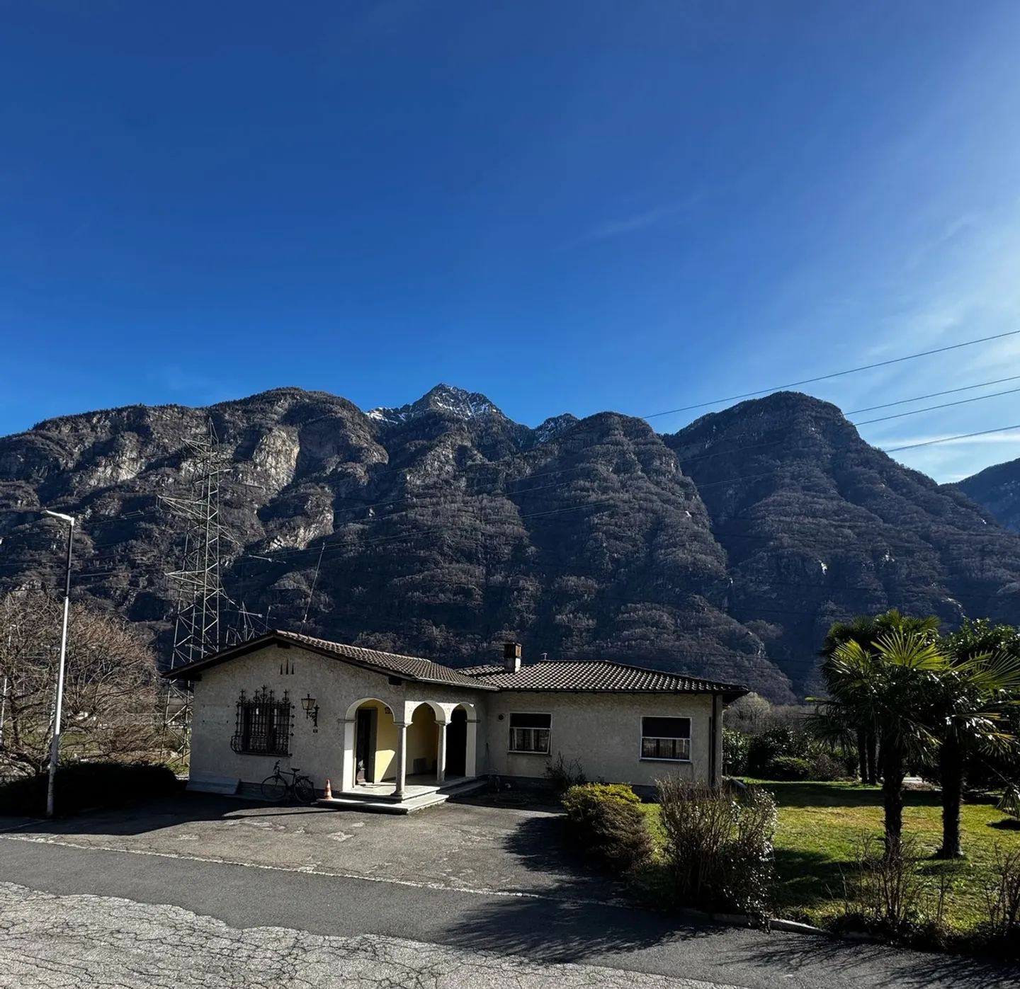 Casa in Vendita nel Comune di Iragna con circa 1570 mq di giardino - Foto 1 di 8