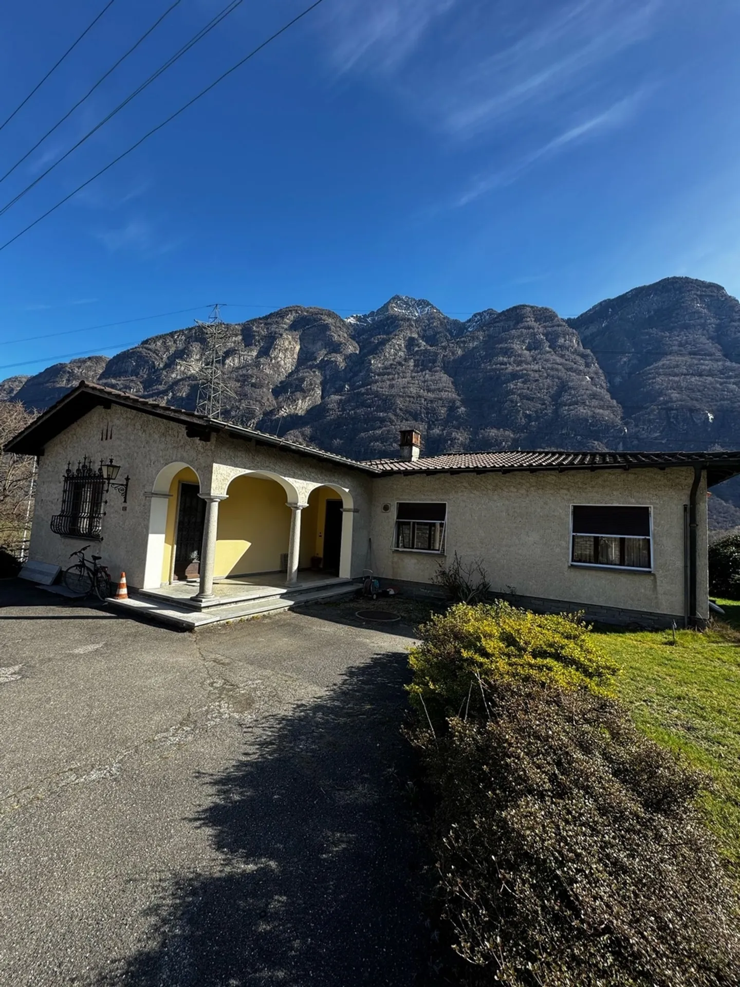 Casa in Vendita nel Comune di Iragna con circa 1570 mq di giardino - Foto 2 di 8
