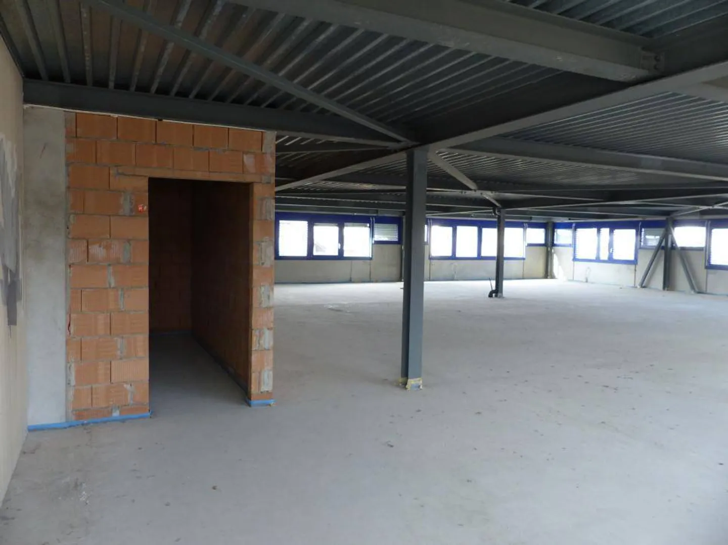 ZU VERMIETEN Vielseitige Fläche von 325 m2 in Bevaix (NE) - Foto 3 von 13