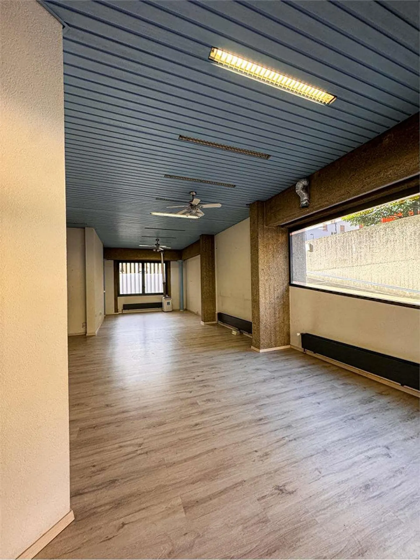 ESPACE COMMERCIAL AU REZ-DE-CHAUSSÉE DANS UNE POSITION STRATÉGIQUE - Photo 3 sur 5