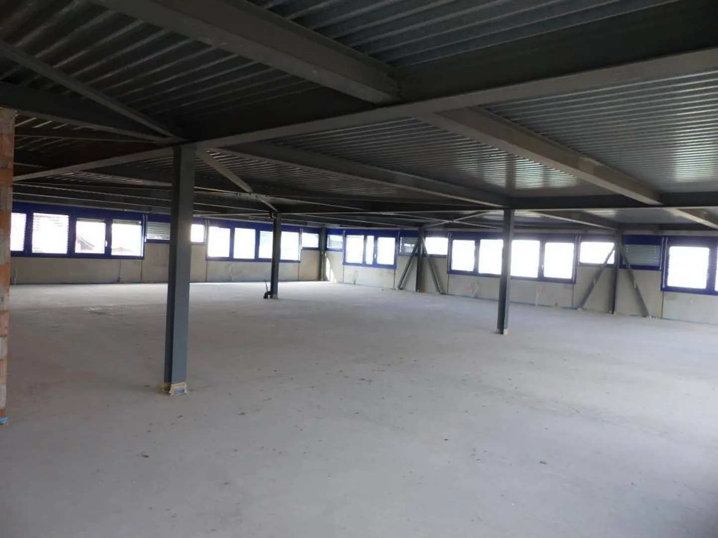 ZU VERMIETEN Vielseitige Fläche von 325 m2 in Bevaix (NE) - Foto 4 von 13