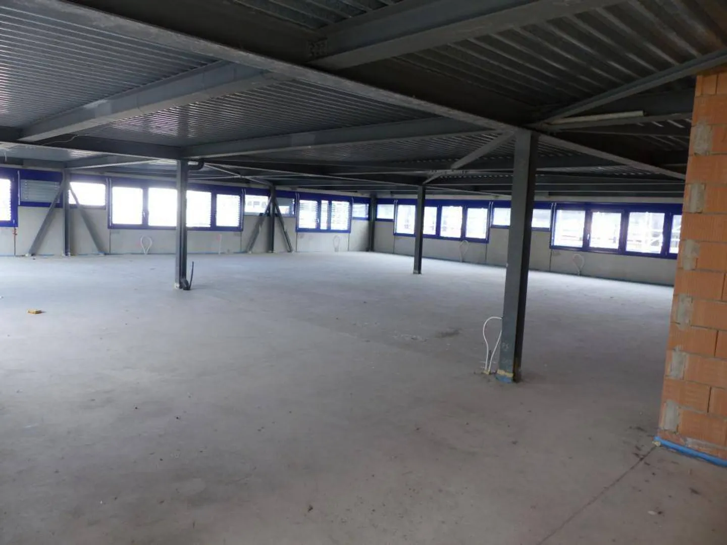 ZU VERMIETEN Vielseitige Fläche von 325 m2 in Bevaix (NE) - Foto 5 von 13