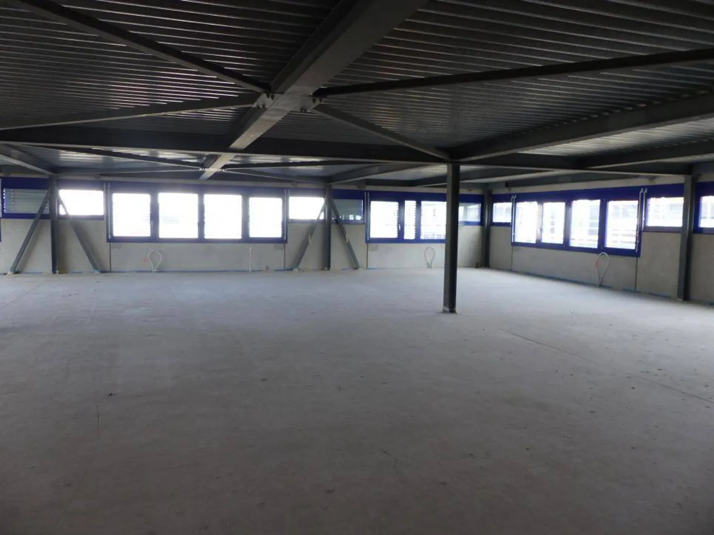ZU VERMIETEN Vielseitige Fläche von 325 m2 in Bevaix (NE) - Foto 6 von 13