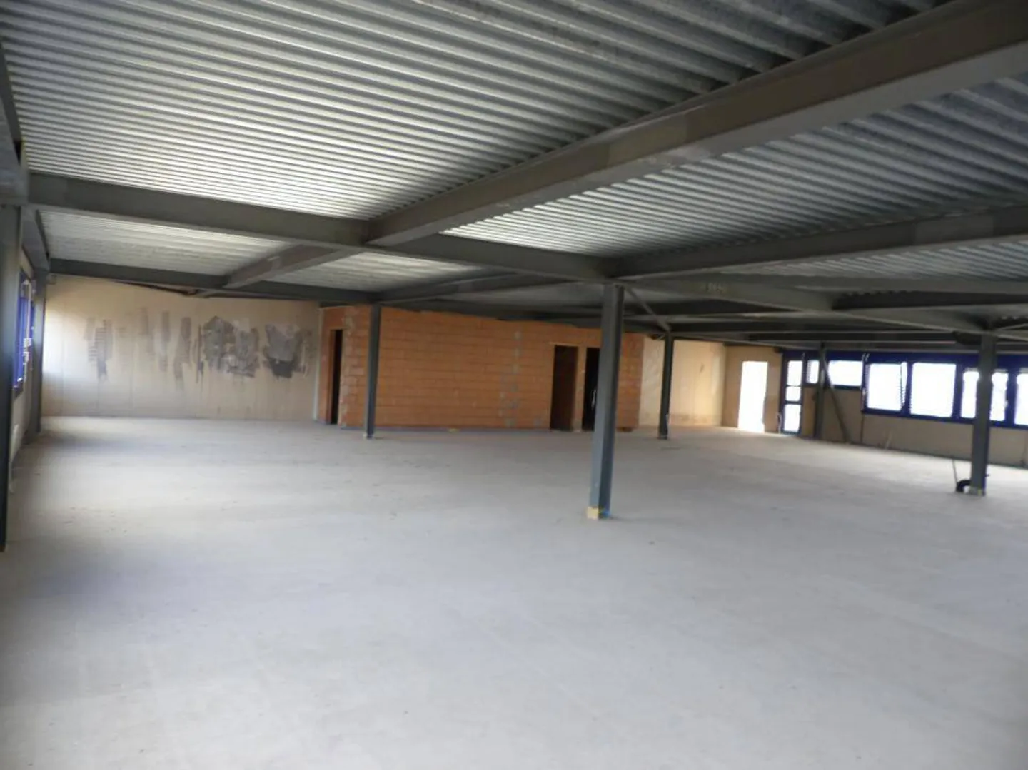 ZU VERMIETEN Vielseitige Fläche von 325 m2 in Bevaix (NE) - Foto 8 von 13
