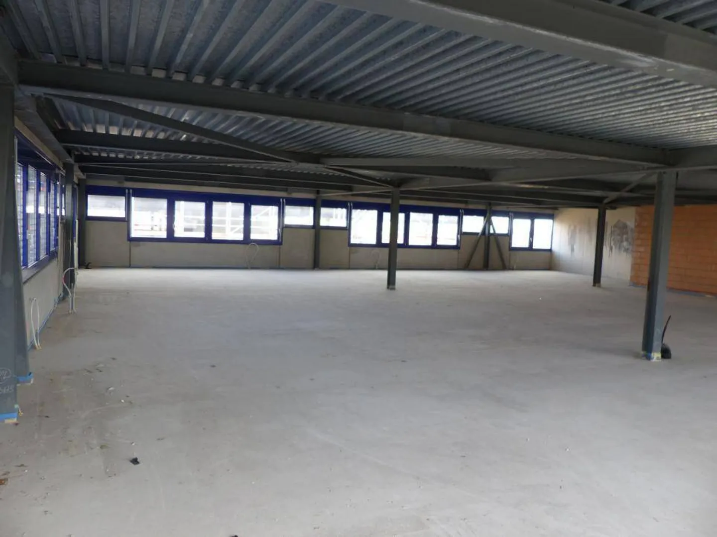 ZU VERMIETEN Vielseitige Fläche von 325 m2 in Bevaix (NE) - Foto 9 von 13