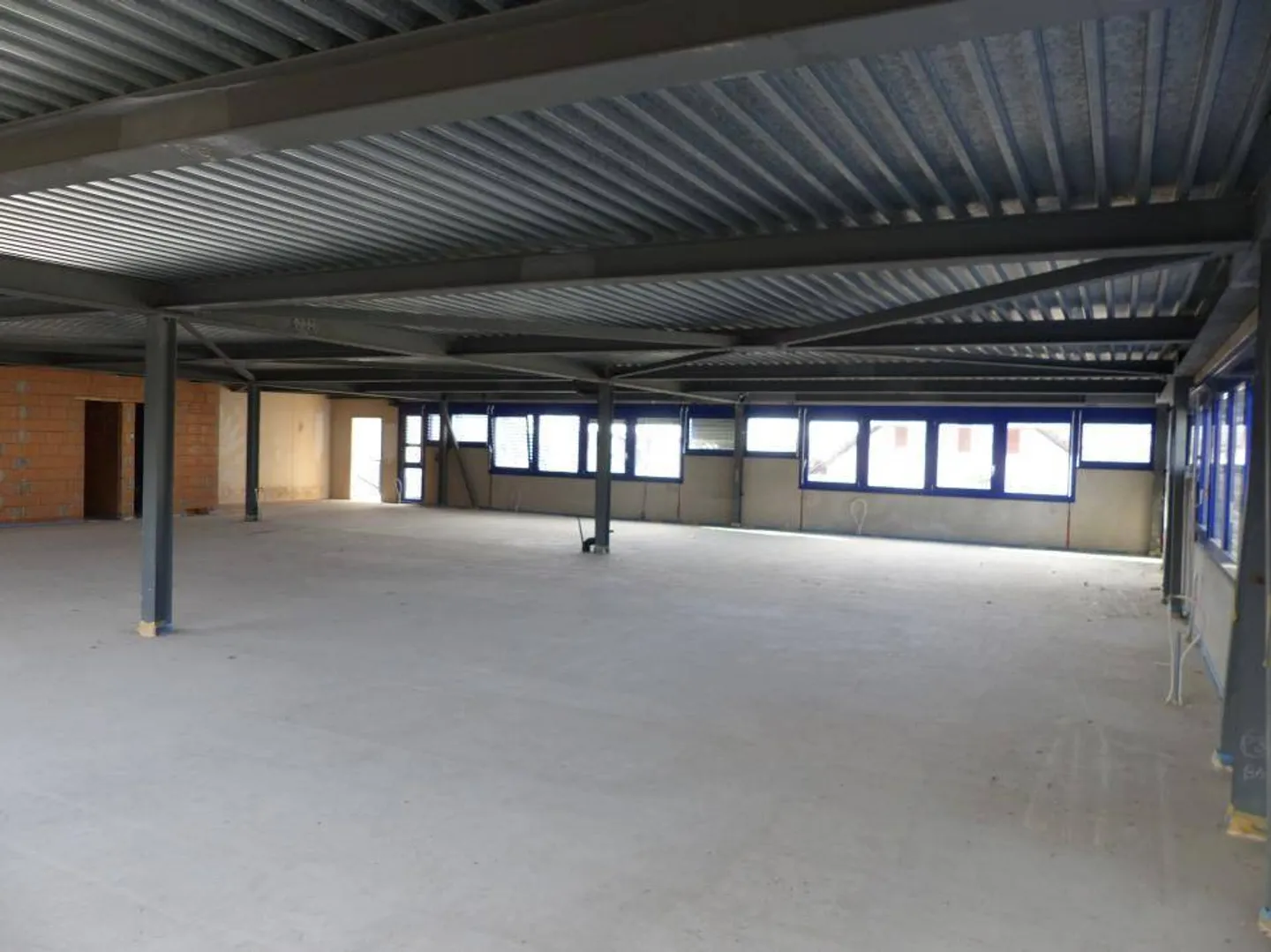 ZU VERMIETEN Vielseitige Fläche von 325 m2 in Bevaix (NE) - Foto 7 von 13