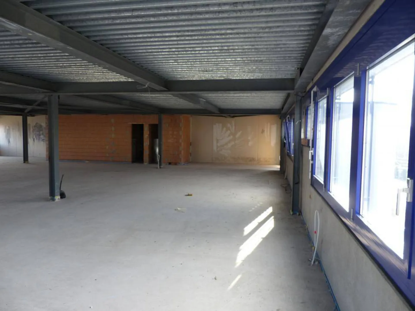 ZU VERMIETEN Vielseitige Fläche von 325 m2 in Bevaix (NE) - Foto 10 von 13