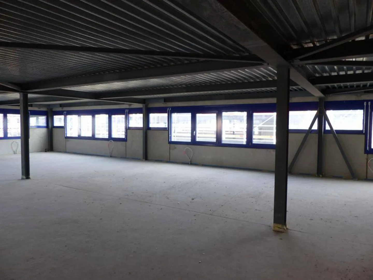 ZU VERMIETEN Vielseitige Fläche von 325 m2 in Bevaix (NE) - Foto 12 von 13