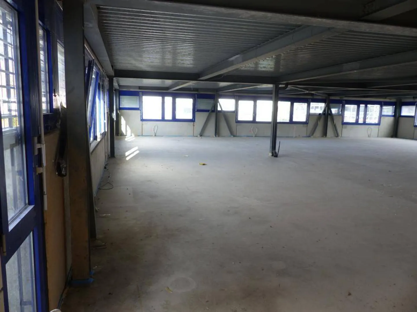 ZU VERMIETEN Vielseitige Fläche von 325 m2 in Bevaix (NE) - Foto 11 von 13