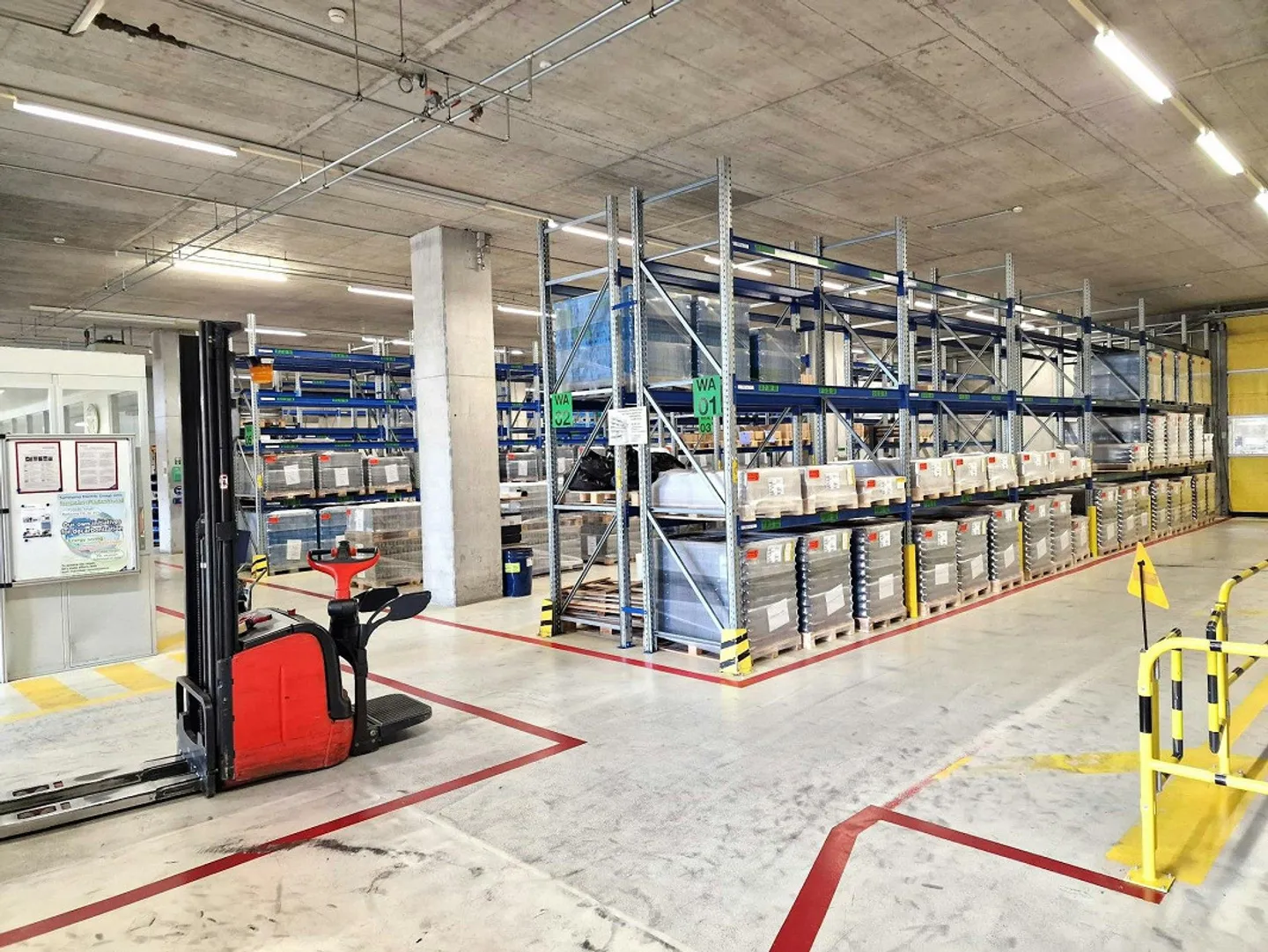 Hall industriel de 10 000 m2, divisible et accessible aux camions, de 10 m de haut avec... - Photo 3 sur 8