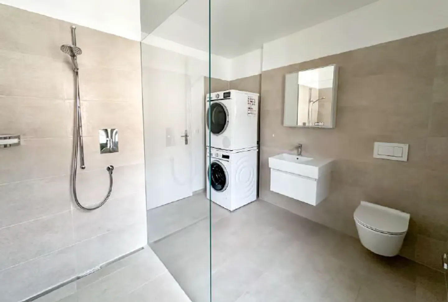 Modern 2.5-room apartment with balcony in the city center of Biel - Photo 3 of 6