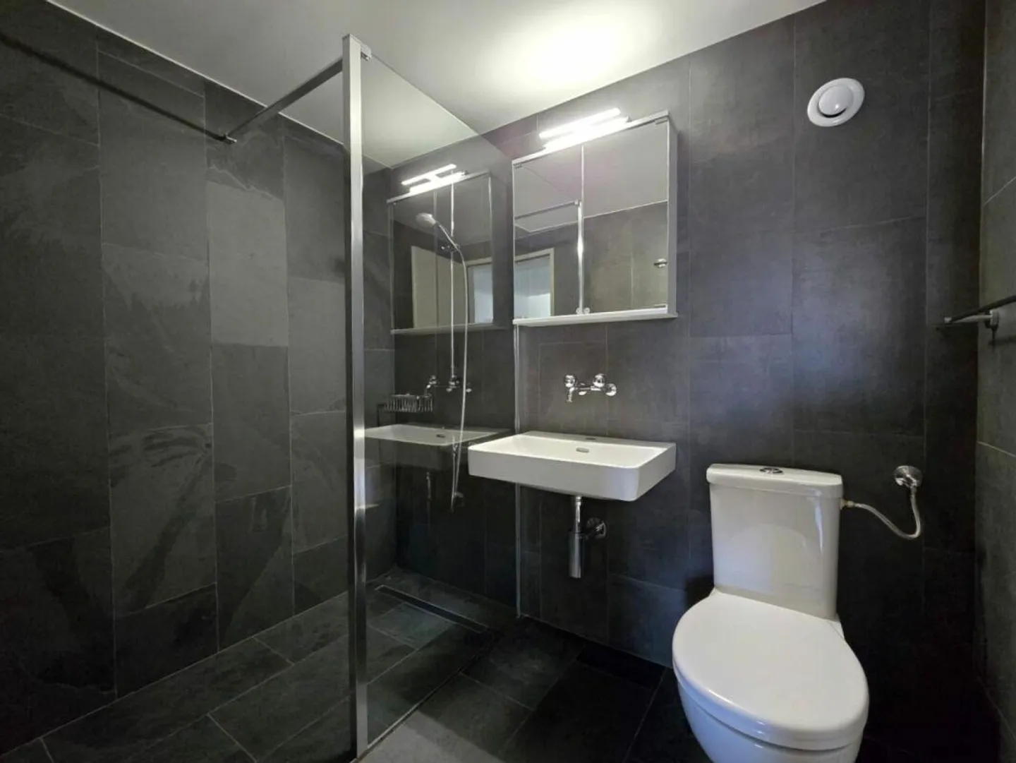 Stilvolle 1.5-Zi.-Dachgeschosswohnung | saniert & möbliert - Foto 6 von 7