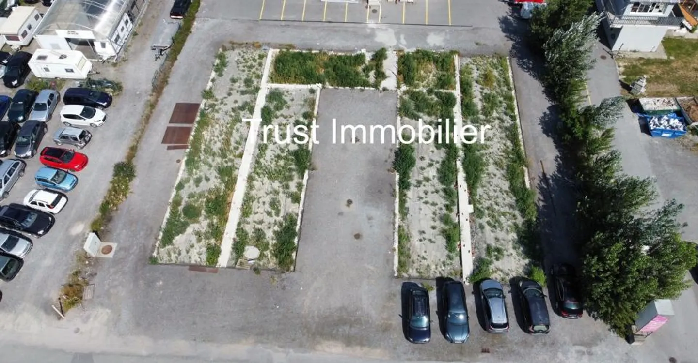 Terrain industriel avec permis - Photo 1 sur 4