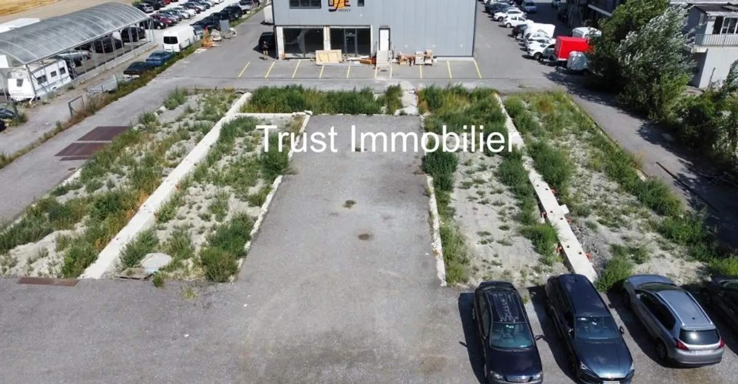 Terrain industriel avec permis - Photo 2 sur 4