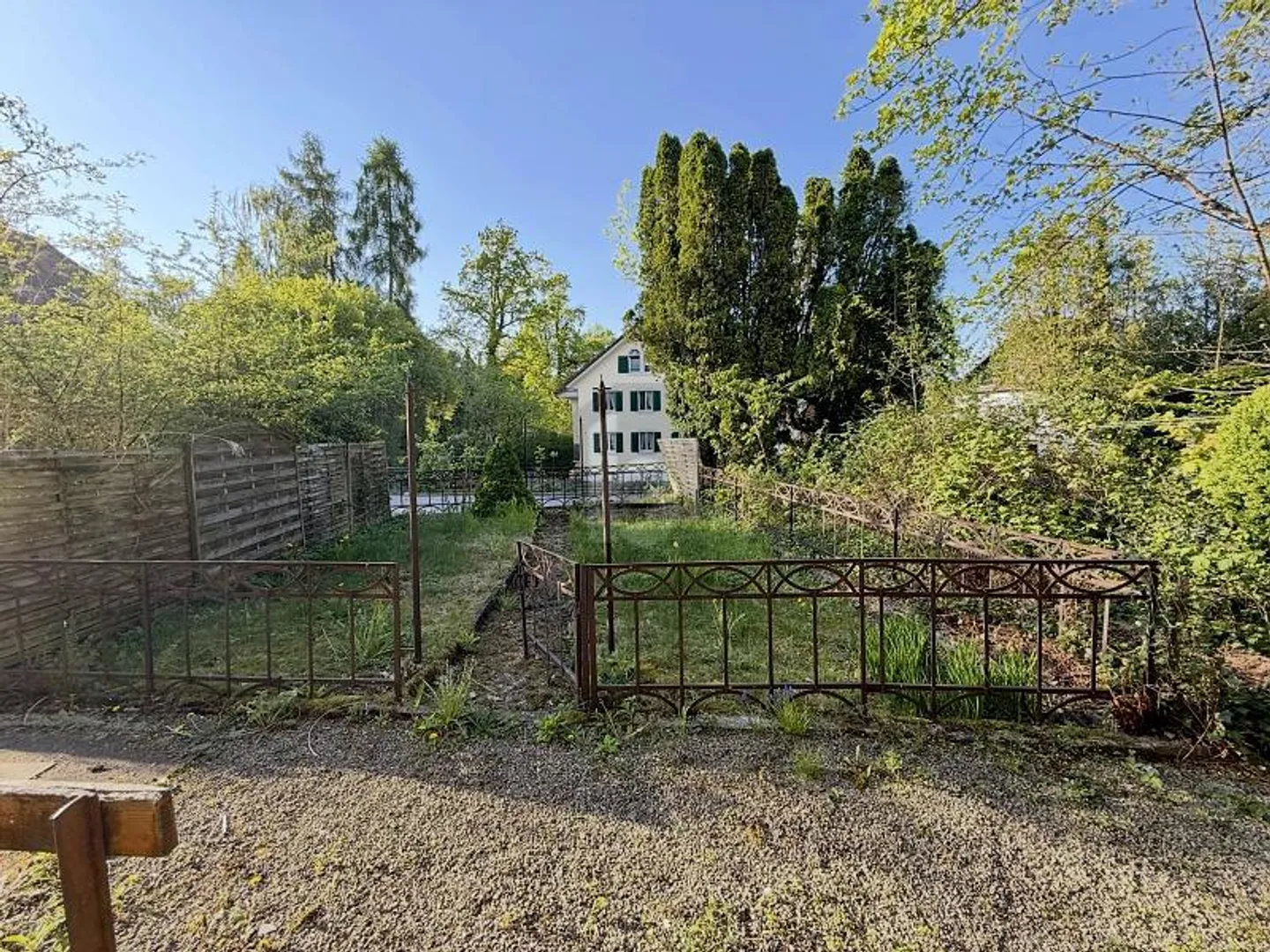 GRANDE OPPORTUNITÉ DE RÉNOVATION AVEC BEAUCOUP D'ESPACE - Photo 1 sur 5