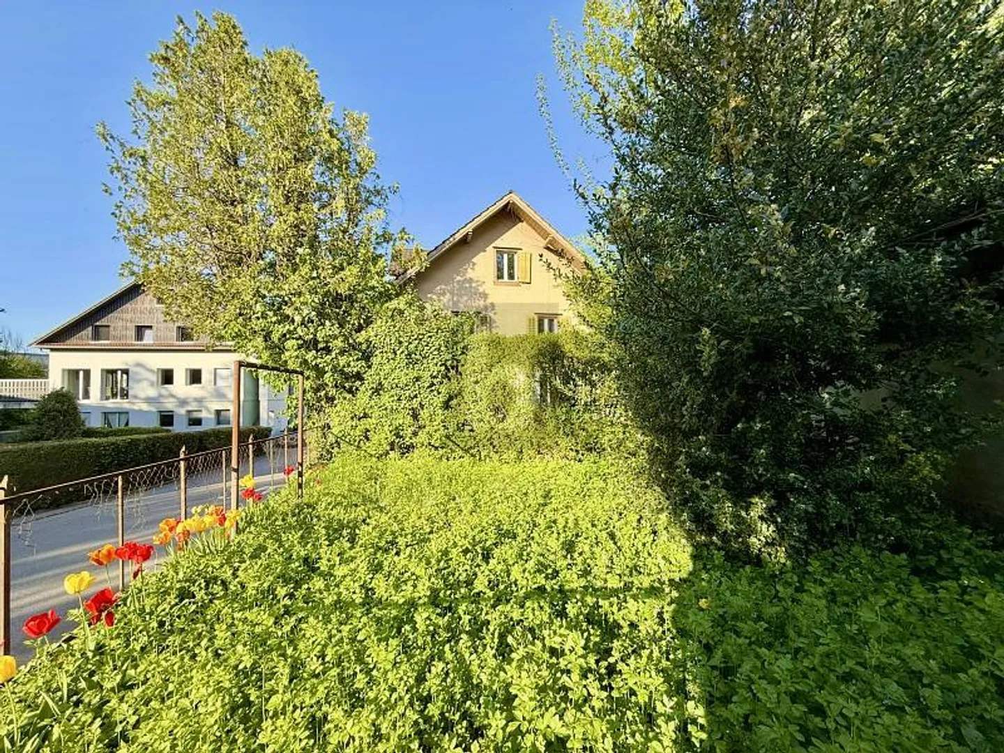 GRANDE OPPORTUNITÉ DE RÉNOVATION AVEC BEAUCOUP D'ESPACE - Photo 2 sur 5