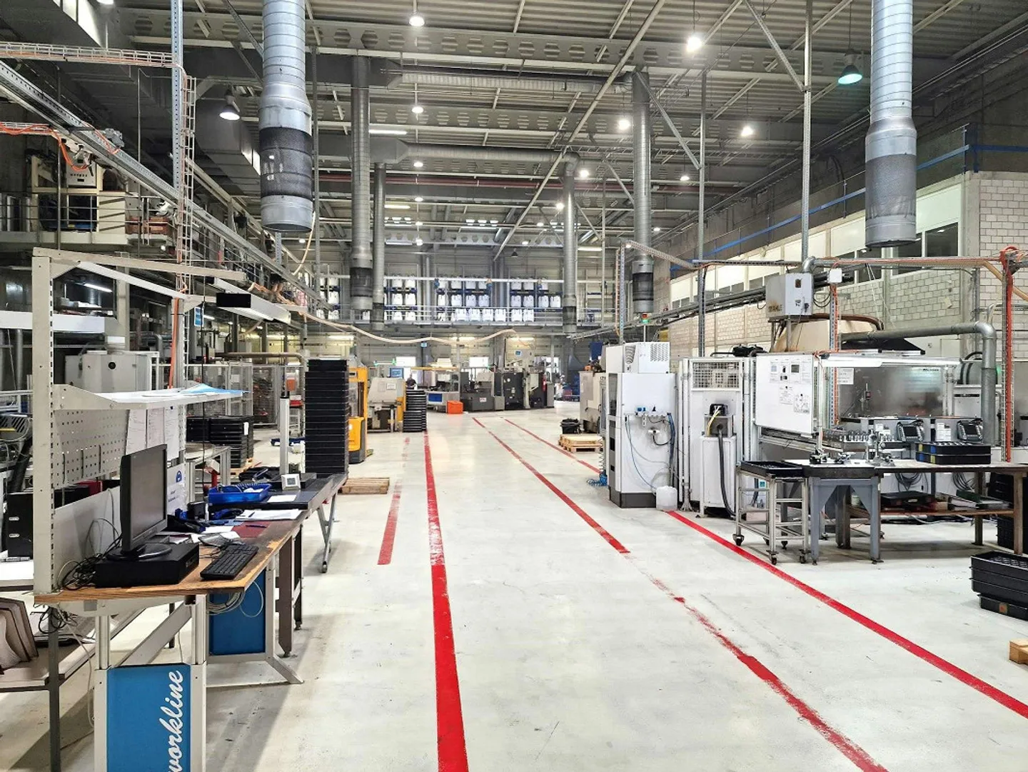 Capannone industriale di 10.000 m2, divisibile e accessibile ai camion, alto 10 m con... - Foto 5 di 8
