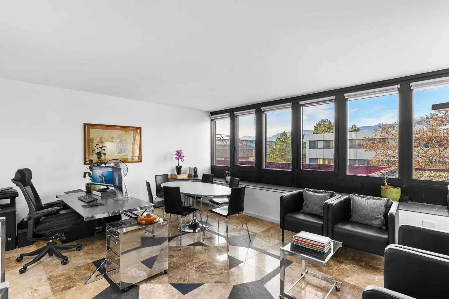 Ideally Located Office: 98 m² with Included Parking Space - Photo 1 of 10