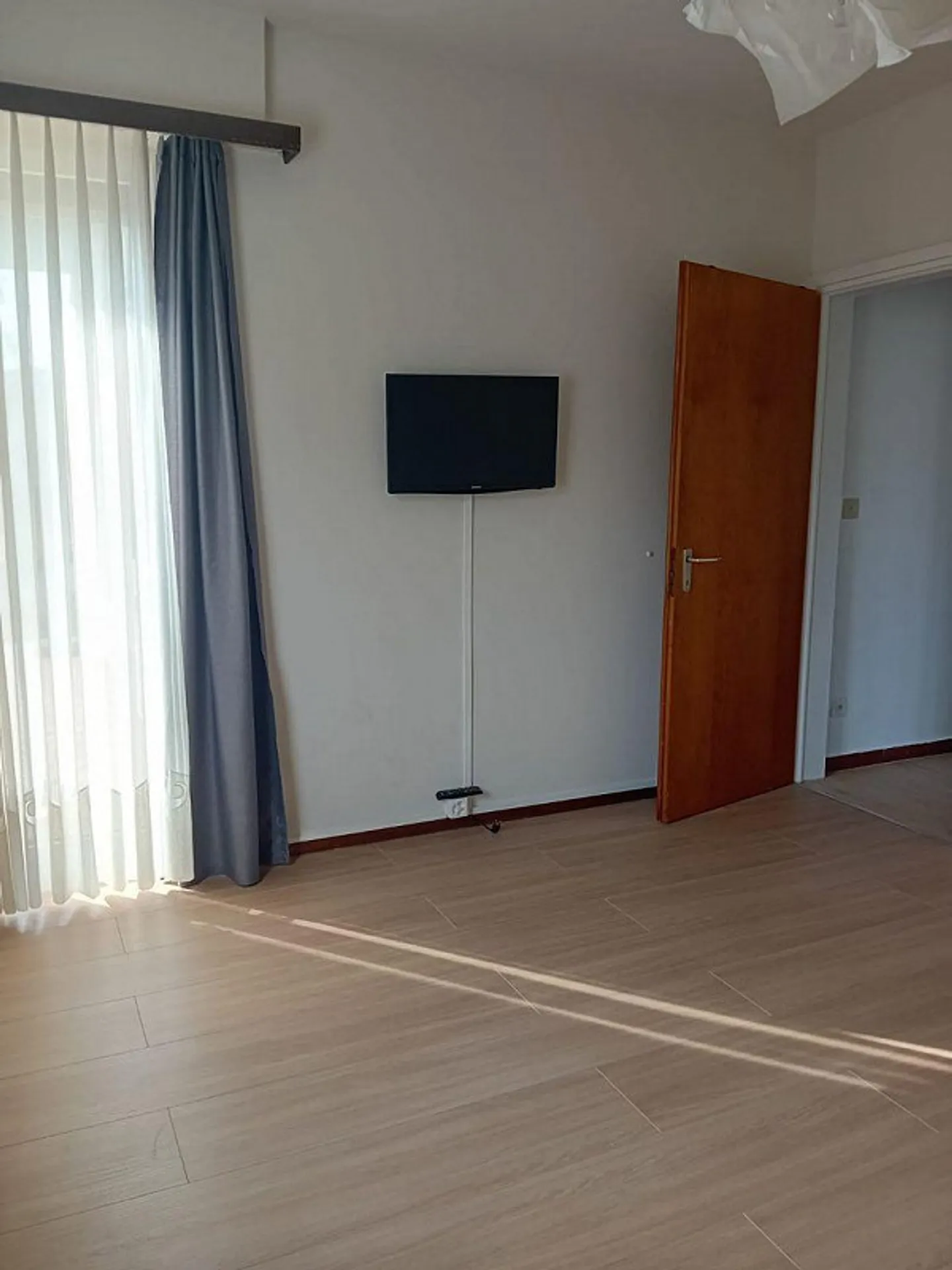 TAVERNE I APPARTEMENT DANS UNE MAISON INDIVIDUELLE AVEC JARDIN - Photo 3 sur 7