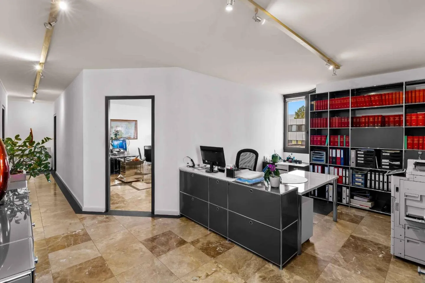 Ideally Located Office: 98 m² with Included Parking Space - Photo 3 of 10