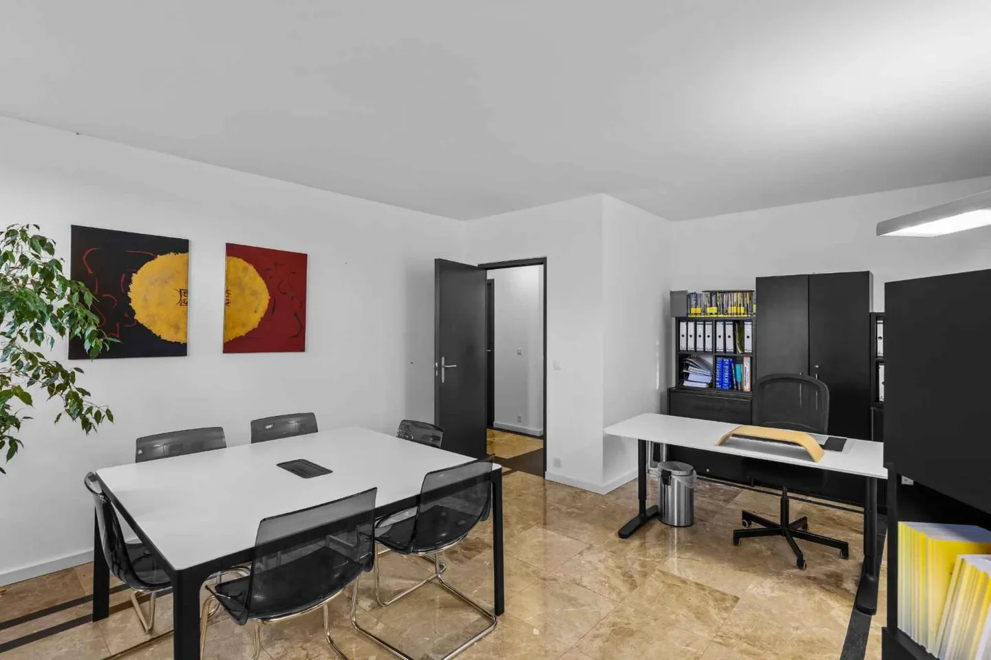 Ideally Located Office: 98 m² with Included Parking Space - Photo 5 of 10