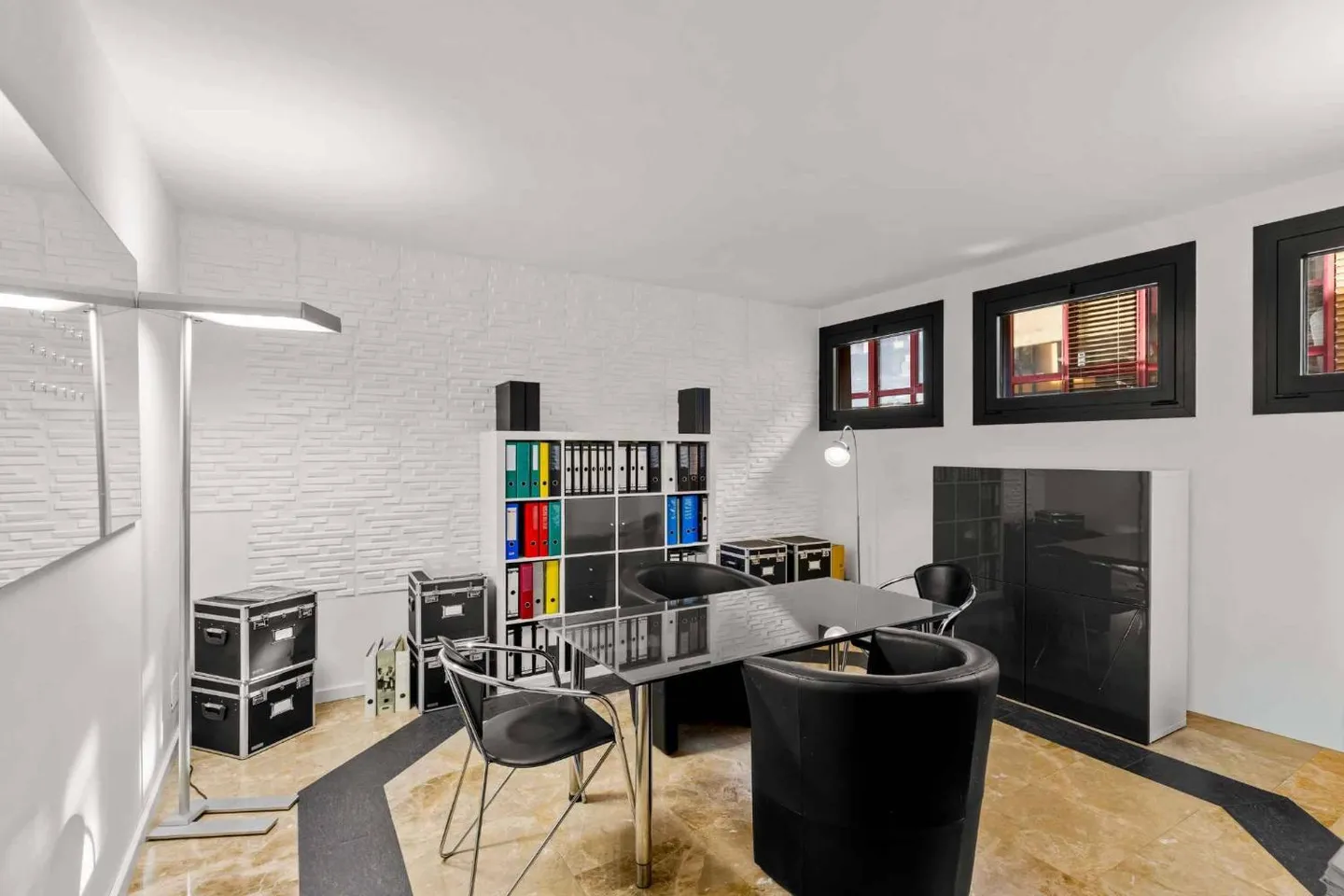 Ideally Located Office: 98 m² with Included Parking Space - Photo 6 of 10