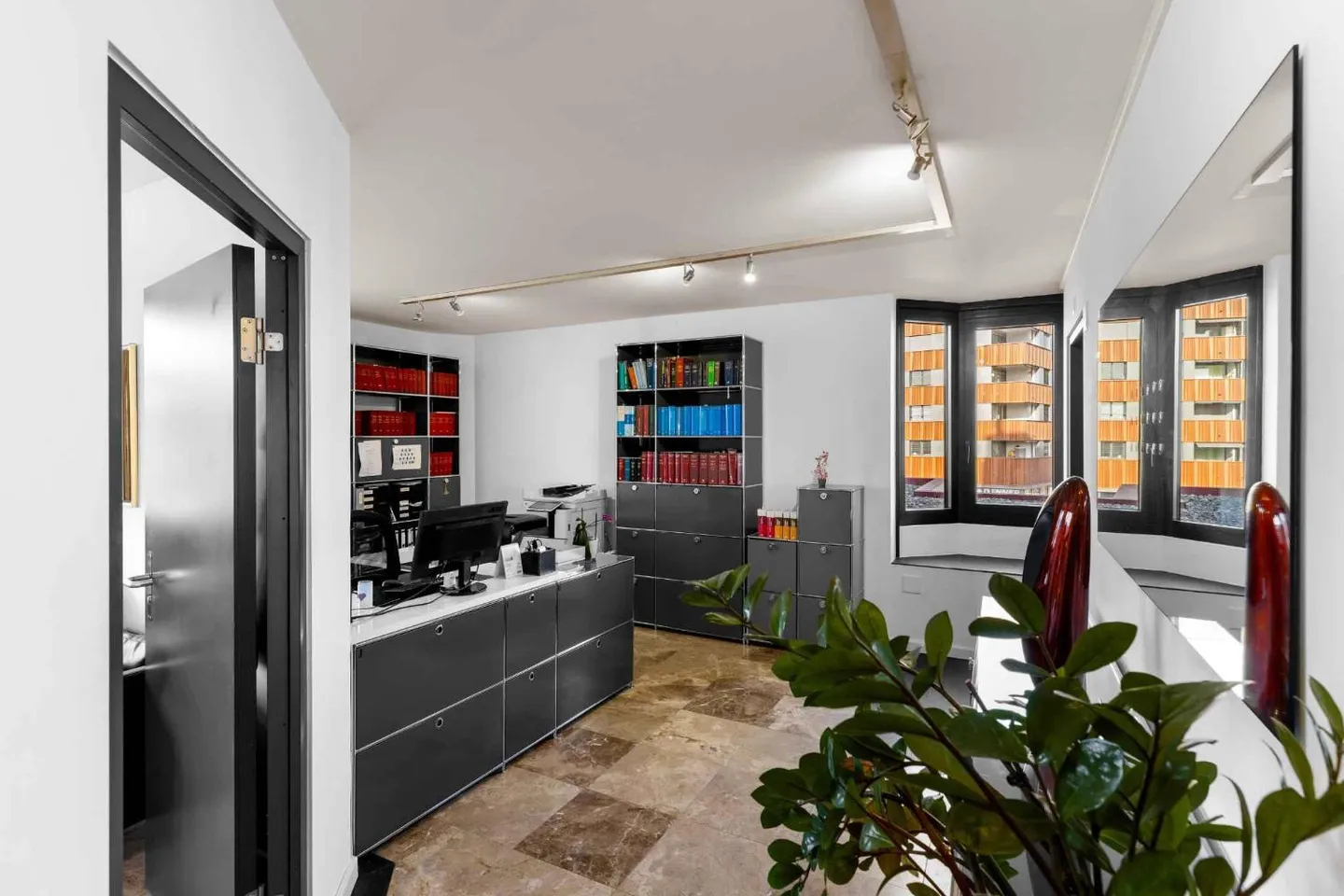 Ideally Located Office: 98 m² with Included Parking Space - Photo 7 of 10