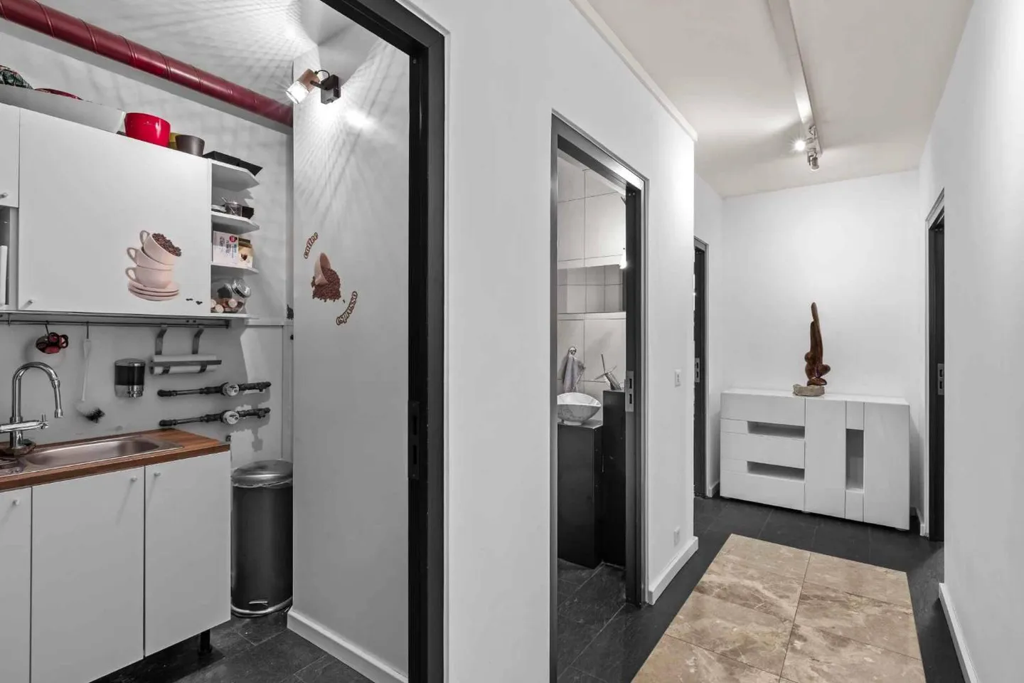 Ideally Located Office: 98 m² with Included Parking Space - Photo 9 of 10