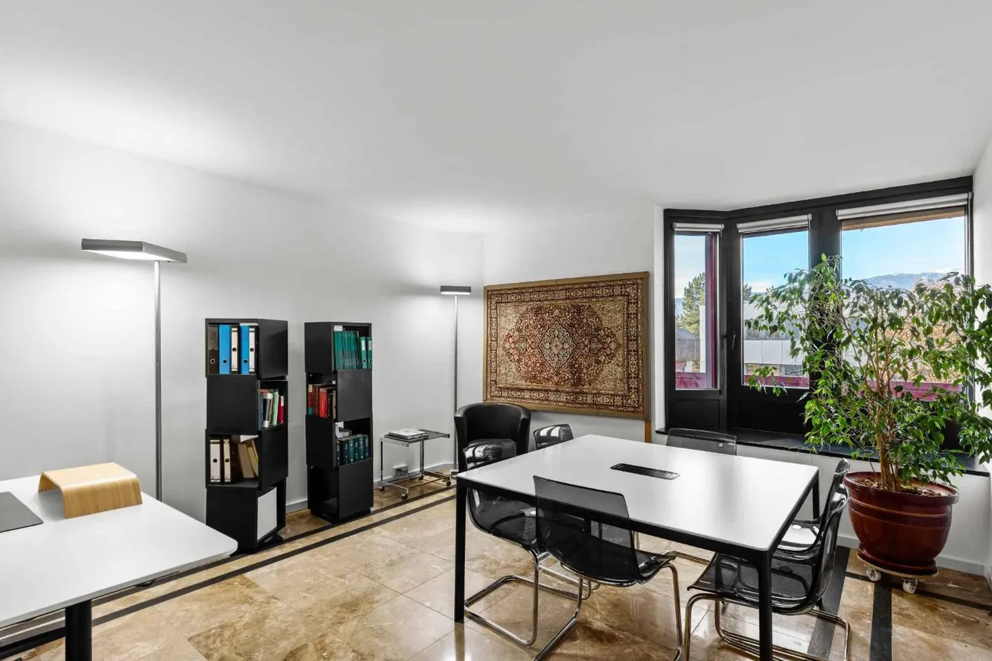 Ideally Located Office: 98 m² with Included Parking Space - Photo 4 of 10