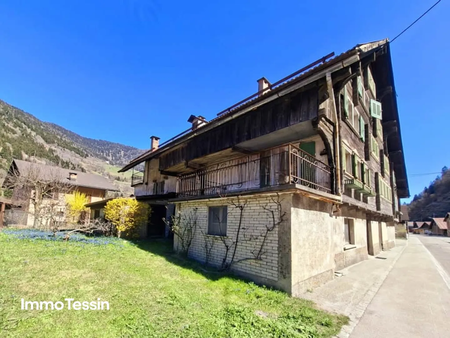 Typical & Spacious Leventina House with Garden in Ambri-Piotta at an Unbeatable Price Near the Ice Stadium - Photo 2 of 13