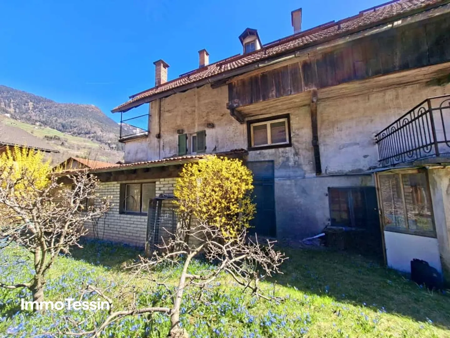 Typical & Spacious Leventina House with Garden in Ambri-Piotta at an Unbeatable Price Near the Ice Stadium - Photo 4 of 13