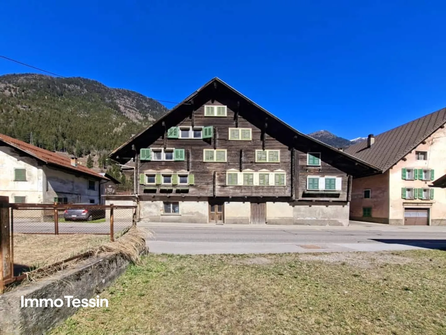 Typical & Spacious Leventina House with Garden in Ambri-Piotta at an Unbeatable Price Near the Ice Stadium - Photo 1 of 13