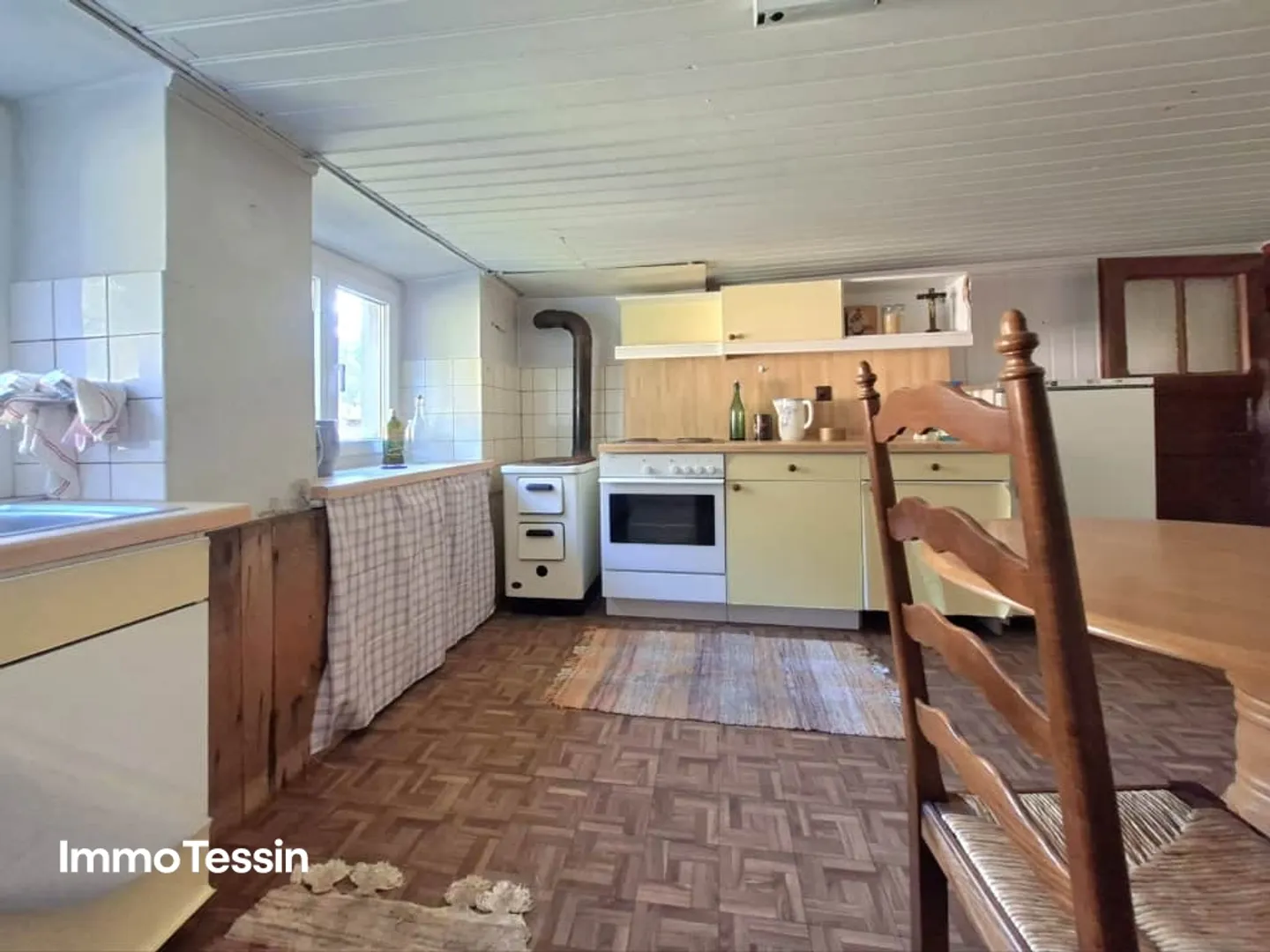 Typical & Spacious Leventina House with Garden in Ambri-Piotta at an Unbeatable Price Near the Ice Stadium - Photo 8 of 13