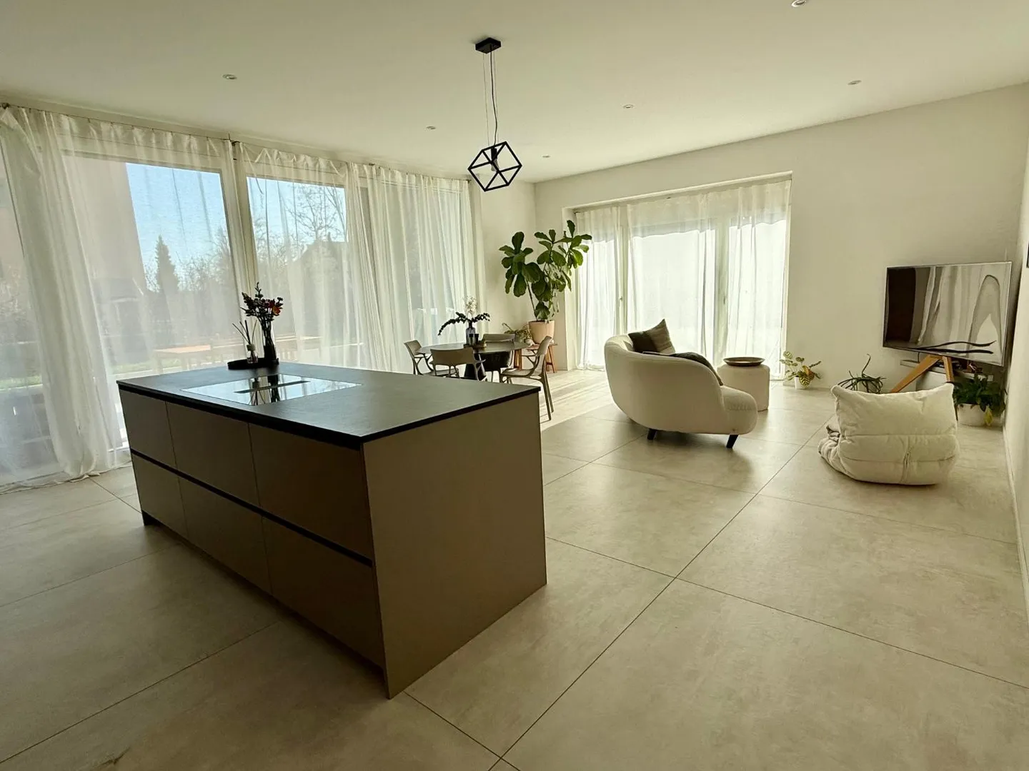 EXCLUSIVITÉ! Propriété exceptionnelle avec terrasse et jardin privé dans le quartier de La Coudre! - Photo 2 sur 5