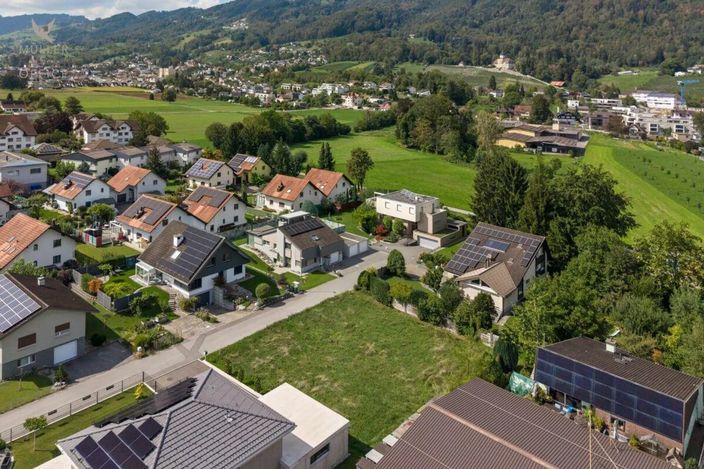 Attractive building plot with 700 m2 in a quiet residential area - Photo 2 of 13