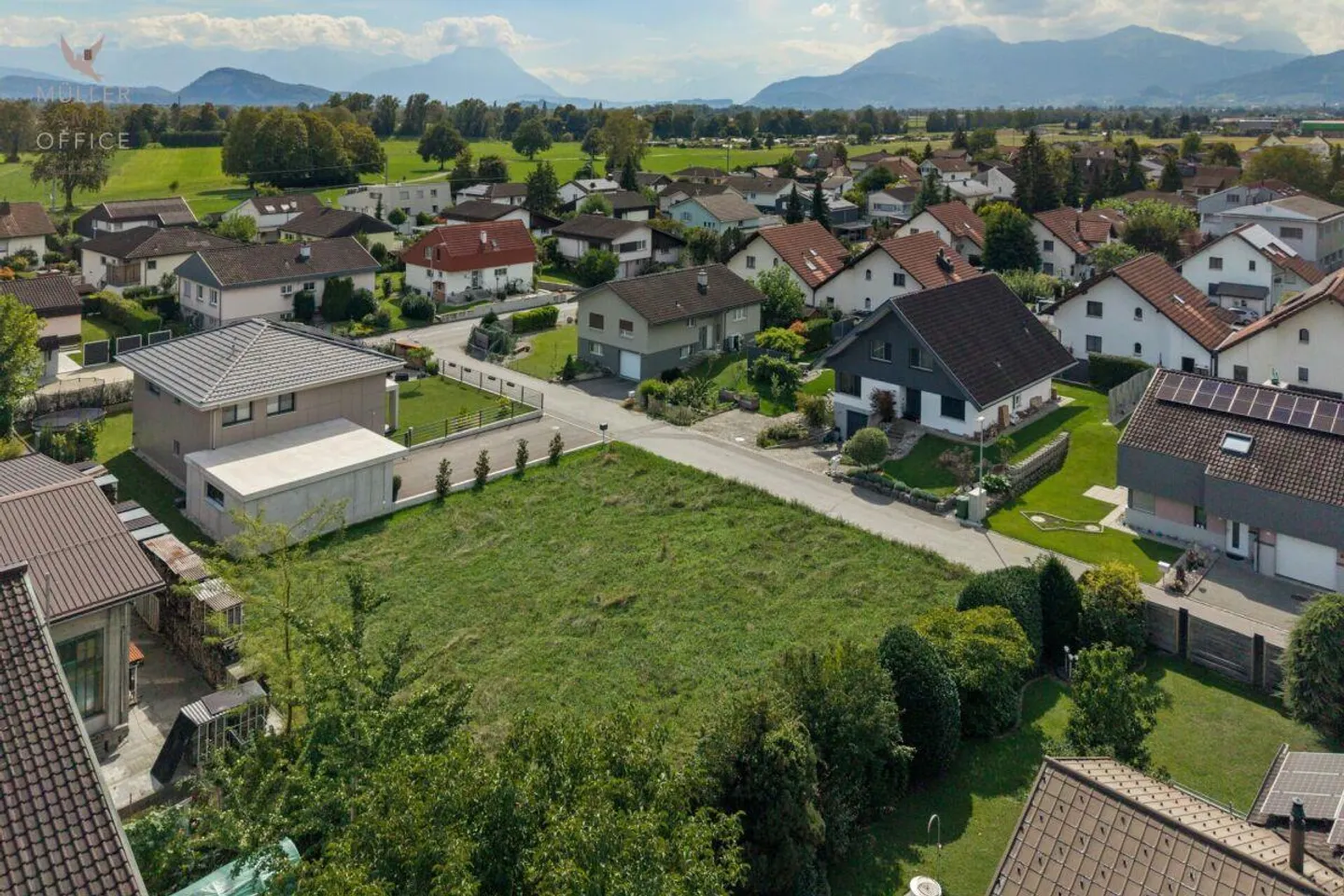 Attractive building plot with 700 m2 in a quiet residential area - Photo 3 of 13
