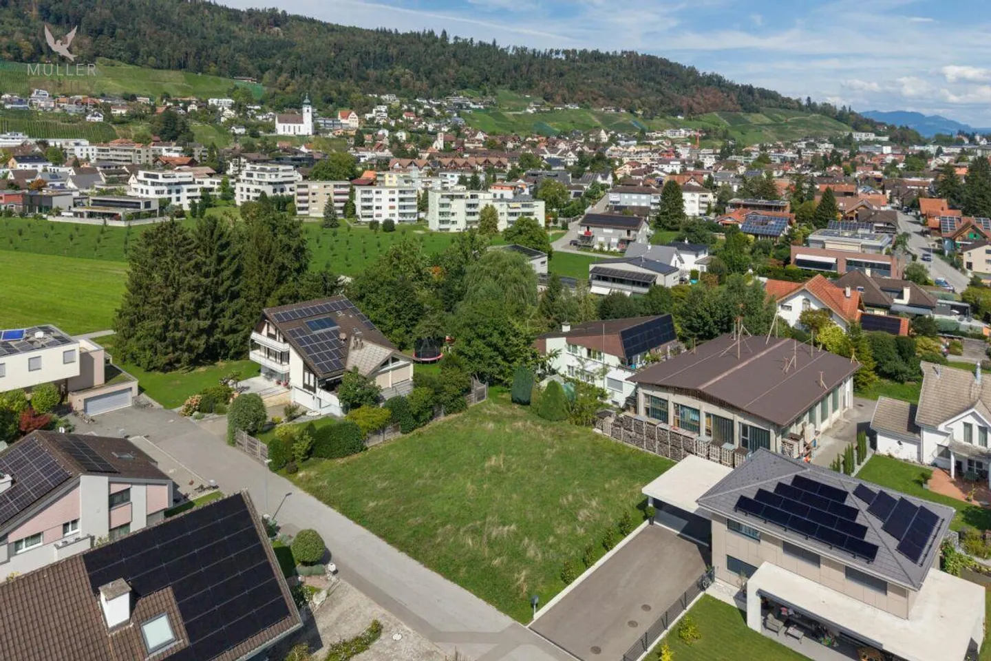 Attractive building plot with 700 m2 in a quiet residential area - Photo 5 of 13