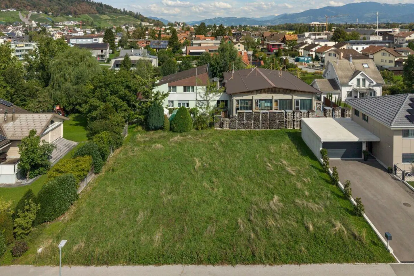 Attractive building plot with 700 m2 in a quiet residential area - Photo 6 of 13