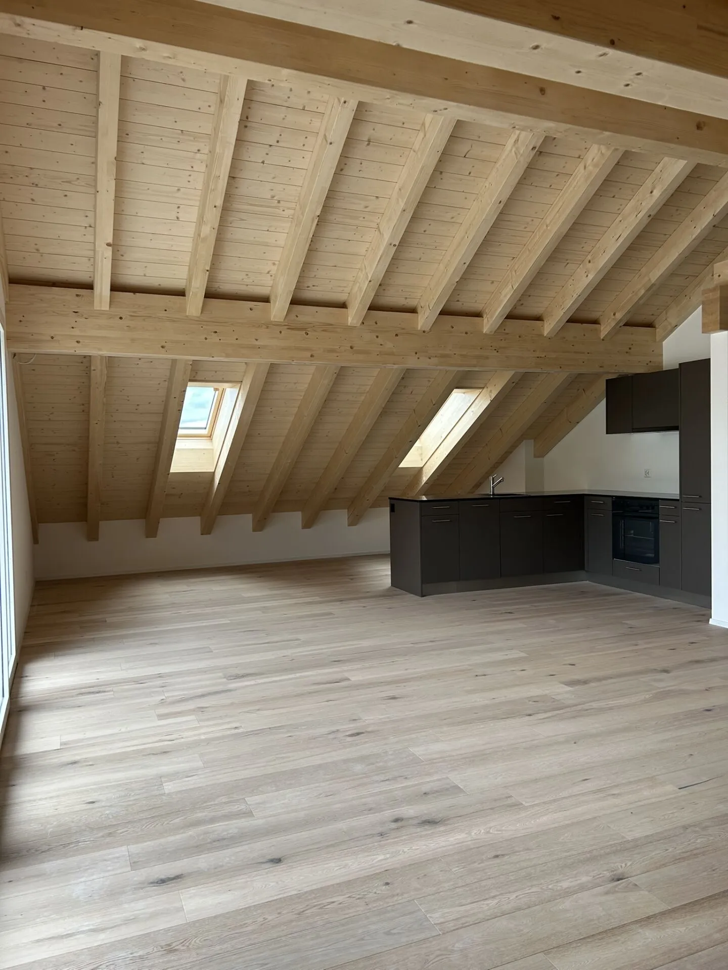 Appartamento nuovo 2.5 locali, in una posizione tranquilla all'ultimo piano ovest - Foto 1 di 15