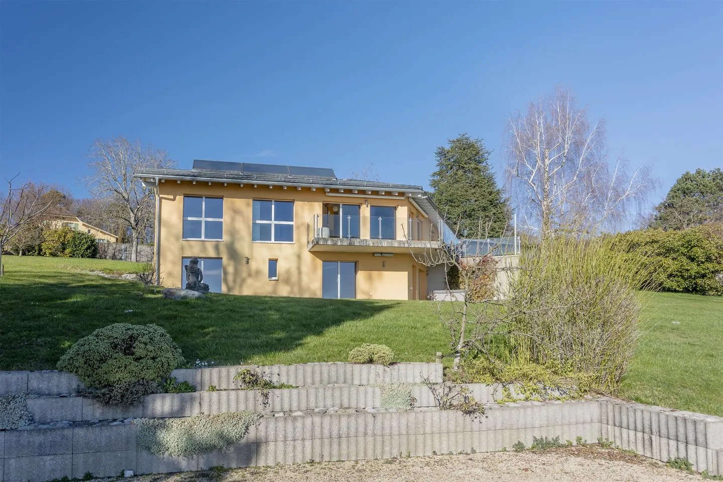 Nachhaltige Villa mit Garten - Foto 4 von 10