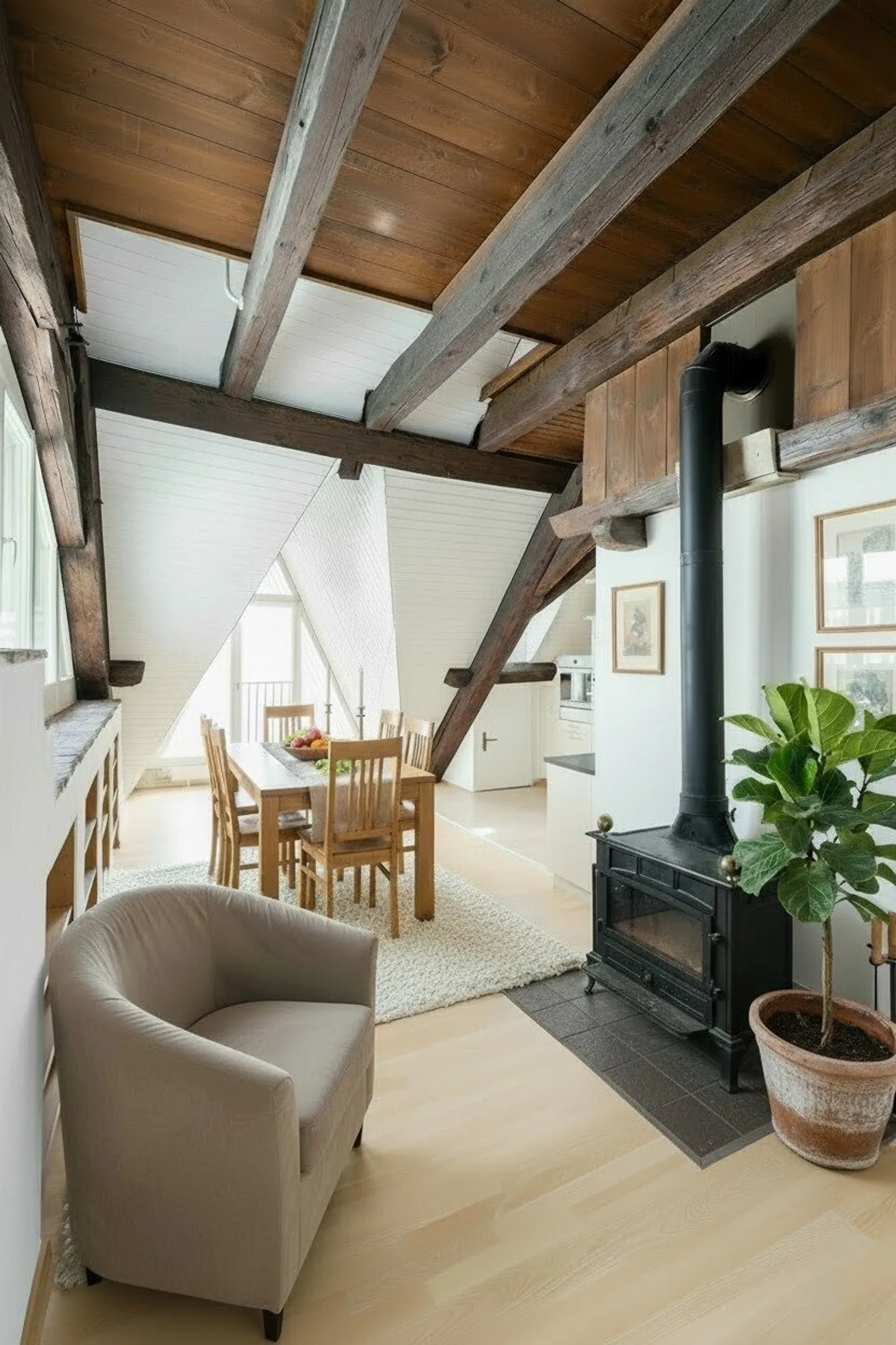 Appartamento mansardato originale di 5½ stanze con camino - Foto 3 di 9